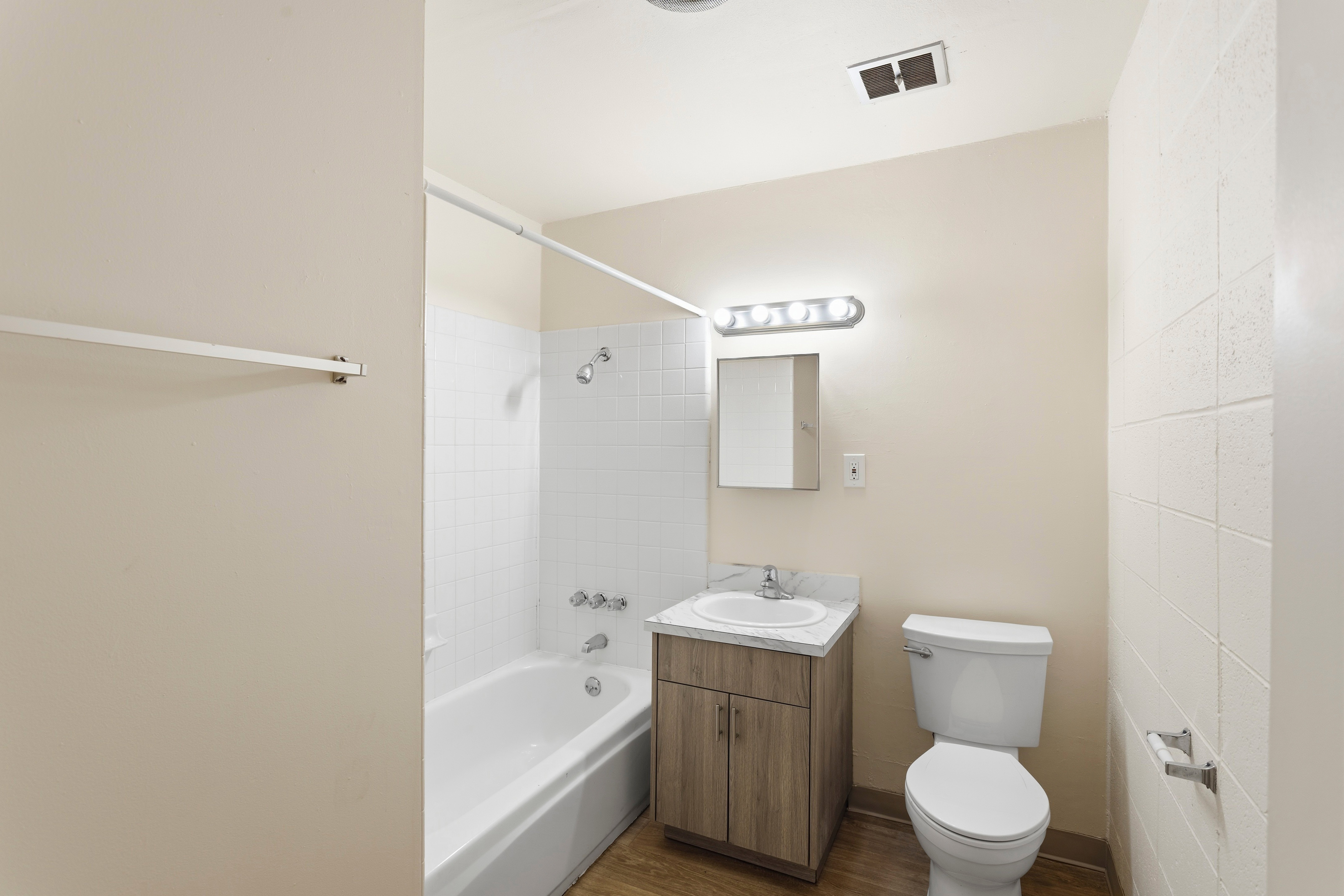 FULL BATHROOM